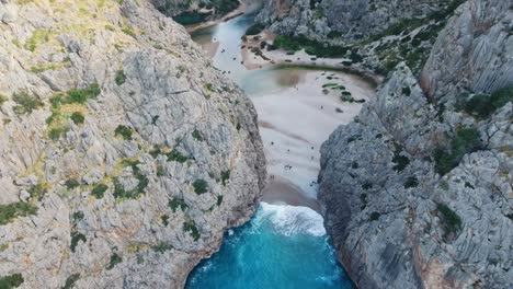 Erstaunliche-4k-Luftaufnahmen-Des-Berühmten-Strandes-Sa-Calobra-An-Der-Westküste-Mallorcas-In-Der-Serra-De-Tramuntana