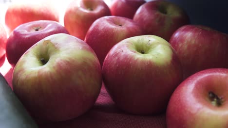 Manzanas-De-Gala-Frescas-Y-Limpias-Descansando-En-El-Mostrador-De-La-Cocina