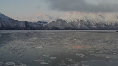 Antenne-über-Halb-Gefrorenem-Wasser-Des-Kocheinlasses-Mit-Alaska-Bergen-Im-Hintergrund