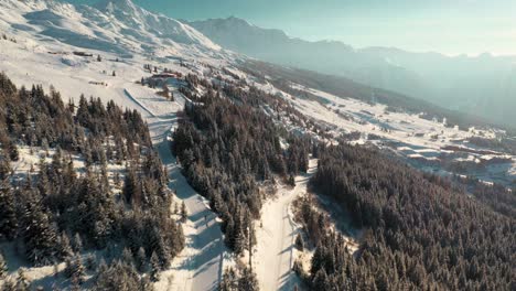Increíble-Vista-Aérea-Sobre-La-Estación-De-Esquí-De-Los-Alpes-Europeos,-Escena-De-Puesta-De-Sol-De-Nieve-De-Invierno