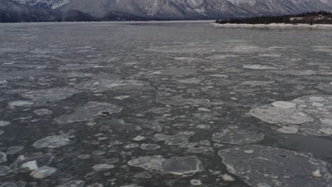 Cook-Inlet-In-Alaska-Mit-Halbgefrorenem-Eiswasser,-Langsame-Neigung-Nach-Oben,-Um-Den-Berg-Freizulegen