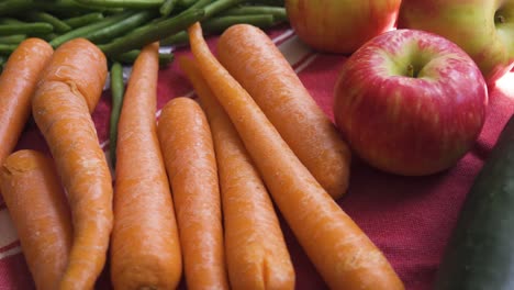 Frische-Gurken,-Äpfel,-Grüne-Bohnen-Und-Karotten-Auf-Einer-Küchentheke