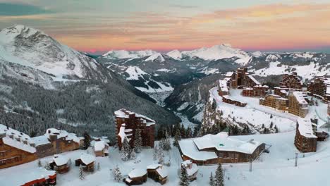 Schöner-Sonnenuntergang-über-Avoriaz,-Französische-Alpen,-Bergskigebiet,-Luftaufnahme