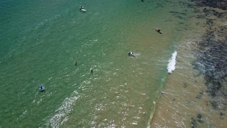 Surfistas-Tratando-De-Atrapar-Una-Ola-En-Una-Playa-Escondida
