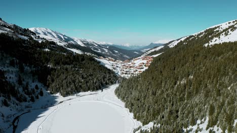 Val-Thorens-En-Las-Montañas-De-Los-Alpes-Franceses-En-La-Nieve-Del-Invierno,-Vista-Aérea