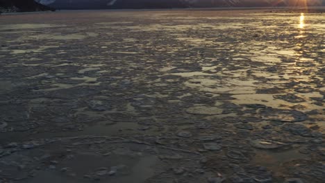 Beste-Filmische-Luftaufnahmen-Von-Cook-Inlet-Während-Des-Sonnenaufgangs-über-Dem-Berg