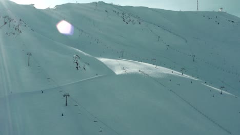 Schöne-Schneebedeckte-Skipisten-Und-Sessellifte-Am-Skigebietsberg,-Luftbild