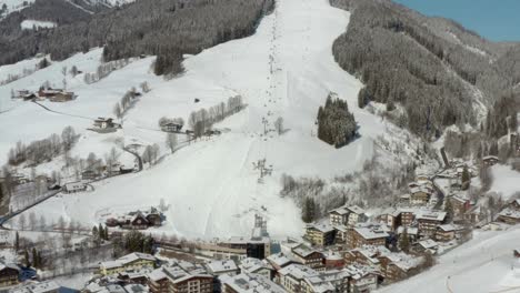 Nieve-En-Polvo-En-Las-Laderas-De-Las-Montañas-De-La-Estación-De-Esquí-De-Saalbach-En-Austria