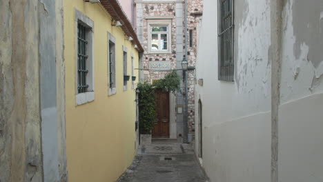 Pequeña-Calle-En-El-Centro-De-Lisboa
