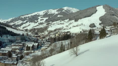 Concepto-De-Vacaciones-De-Invierno---Estación-De-Esquí-De-Saalbach-En-Los-Alpes-Austríacos