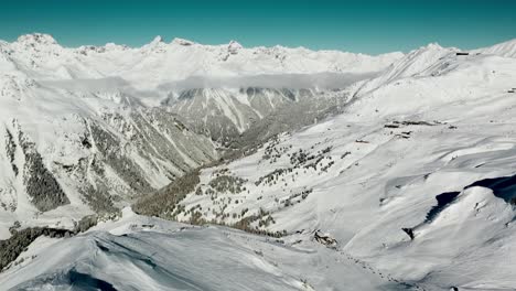 Impresionantes-Vistas-Sobre-Los-Picos-De-Las-Montañas-De-Los-Alpes-Austríacos-En-La-Nieve-Del-Invierno,-Antena-4k