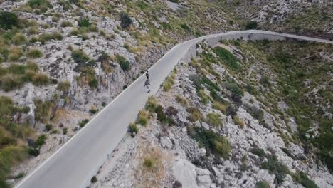 Erstaunliche-Drohnenaufnahmen-In-4k-Von-Zwei-Personen-Beim-Downhill-Skateboarden-An-Einem-Atemberaubenden-Ort---Mallorca-Sa-Calobra-Serra-De-Tramuntana---Extremsport---Adrenalin-Outdoor-Aktivitäten