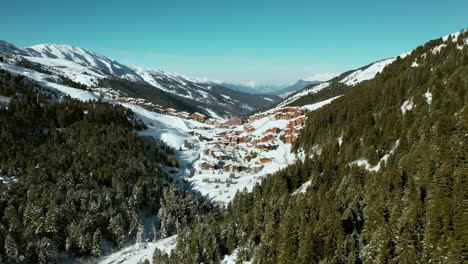 Antenne:-Skigebiet-Val-Thorens-Am-Berghang,-Französische-Alpen-Im-Winterschnee