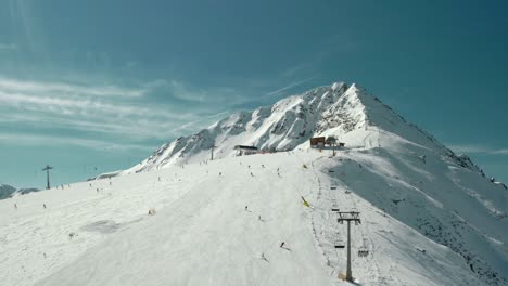 Telesilla-En-Pistas-De-Esquí-En-Montañas-Cubiertas-De-Nieve,-Vista-Aérea-De-Drones