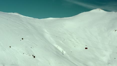 Antenne:-Erstaunliche-Gondelbahn,-Die-Das-Schneebedeckte-Bergskigebiet-Erklimmt