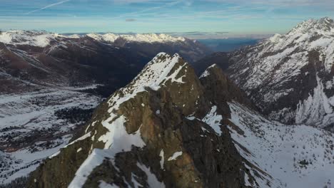 Picos-Nevados-De-Las-Montañas-Rocosas-De-Los-Alpes-Europeos-En-Invierno,-Antena