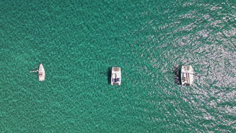 Barcos-Blancos-Aéreos-Parados-En-El-Mar-Azul-Claro-Tropical