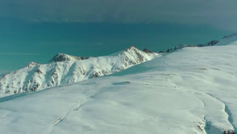 Antenne:-Erstaunliche-Aussicht-Auf-Schneebedeckte-Berggipfel,-4k-Malerische-Winterlandschaft