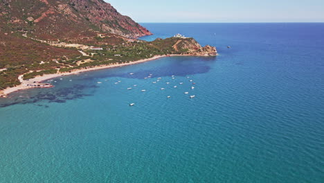 Luftdrohnenblick-über-Das-Kristallklare-Meer-Sardiniens
