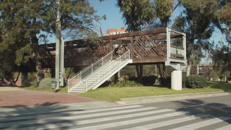 Moderne-Und-Schöne-Holzbrücke-Der-Barcelona-92-Olympiade