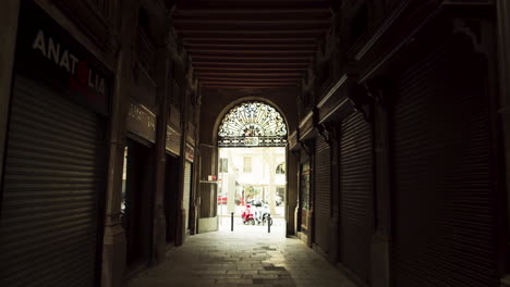 Kleine-Und-Dunkle-Straße-Im-Gotischen-Viertel-Von-Barcelona