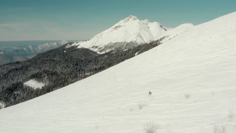 Snowboarder-Auf-Den-Frischen-Pulverschneehängen-Des-Skigebiets-In-Russland