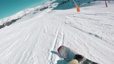 Ich-Perspektive-Der-Person,-Die-Schnell-Auf-Dem-Skihangberg-Snowboardet