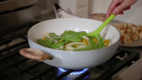 Pfanne-Mit-Kochendem-Gemüse,-Das-In-Zeitlupe-Gerührt-Wird