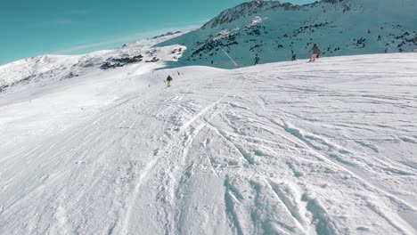 Pov-Snowboarden-Bergab-Verschneite-Skipisten