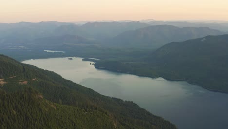 Atemberaubende-Luftaufnahme-Des-Ruhigen-Sees-Kachess-In-Den-Washington-Mountains-Bei-Sonnenuntergang