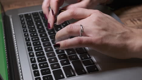 Frauenhände,-Die-Auf-Tastaturlaptop-Tippen