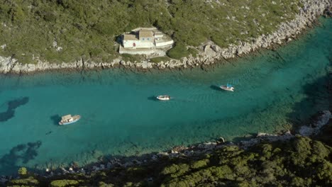 Barcos-En-Aguas-Tropicales-De-La-Isla-De-Paxos-En-Grecia-En-La-Costa-Del-Mar-Jónico