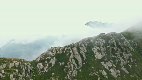 Luftaufnahme-Der-Felskette,-Oben-Auf-Dem-San-Marco-Pass,-In-Italien---Seitwärts,-Drohne-Erschossen