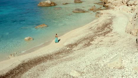 Mujer-Grecia-Turista-Explorando-La-Playa-De-La-Bahía-De-Erimitis-En-Paxos,-Islas-Jónicas