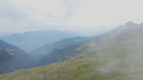 Toller-Morgendlicher-Blick-Auf-Die-Nebligen-Berge-In-Den-Orobischen-Alpen,-Norditalien-Im-Frühling---Luftdrohnenaufnahme