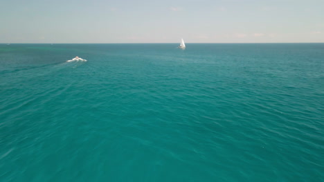 Schnellboot-Und-Segelboot-Segeln-über-Den-Blauen-Ozean-In-Sardinien,-Italien-Im-Sommer