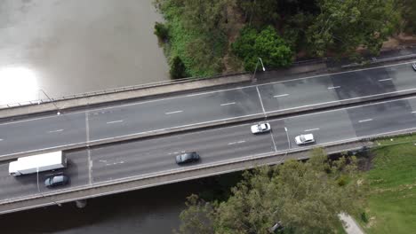 Luftbild-Des-Fließenden-Verkehrs-Auf-Einer-Brücke-über-Einen-Fluss