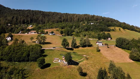 Malerische-Landschaft-Mit-Dorf-Auf-Wiesen-Und-Dichtem-Wald-Im-Hintergrund-An-Sonnigen-Tagen-In-Den-Orobie-Alpen,-Norditalien