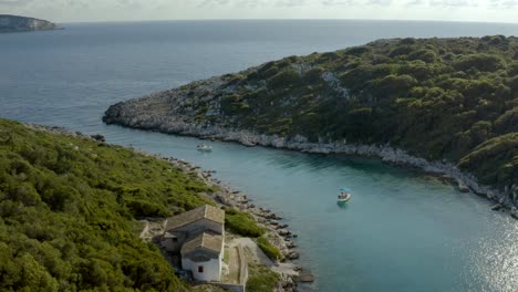 Antipaxos-Island-River-Mit-Booten,-Die-Die-Wunderschöne-Griechische-Landschaft-Erkunden