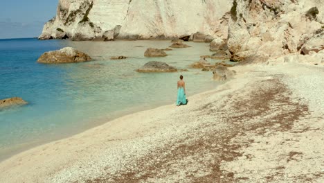 Einsamkeitskonzept---Frau,-Die-Der-Welt-Am-Schönen-Strand-In-Griechenland-Entkommt