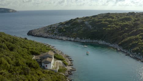 Paxoi-Ionische-Inselküste-Mit-Booten,-Die-Die-Wunderschöne-Griechische-Landschaft-Erkunden