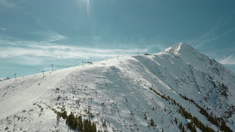 Sessellift-Des-Skigebiets-Auf-Den-Schneebedeckten-Bergen-Bulgariens-In-Europa,-Antenne