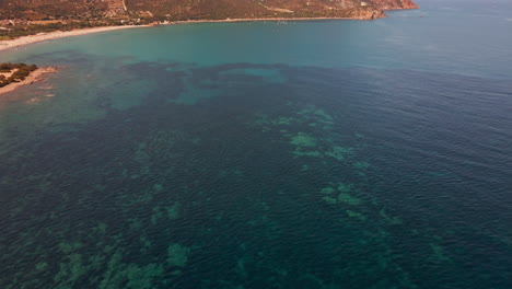 Panorama-Sobre-El-Mar-Azul-Con-Playa-Y-Montañas-Mediterráneas-En-El-Fondo-Durante-El-Verano-En-Italia---Toma-Aérea-De-Drones