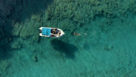 Paxos,-Griechenland---Touristen,-Die-An-Der-Küste-Der-Insel-Im-Mittelmeer-Schwimmen