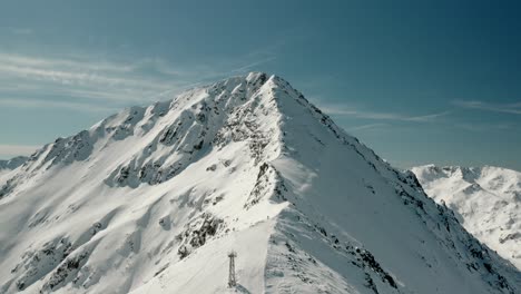 Weiße-Schneebedeckte-Berggipfel-Und-Pisten-Des-Skigebiets,-Bulgarien---Antenne