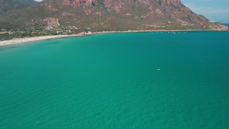 Panoramablick-Auf-Die-Wunderschöne-Meereslandschaft-Mit-Tropischem-Blauem-Meer-An-Der-Costa-Smeralda-Von-Sardinien,-Italien---Filmaufnahme-Einer-Luftdrohne