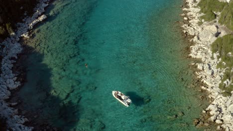 Turista-Femenina-Nadando-En-El-Mar-Mediterráneo-Tropical-En-Grecia