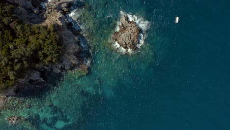 Costa-Rocosa-Del-Océano-De-La-Isla-De-Ionion-En-El-Mar-Mediterráneo-Por-Grecia,-Antena