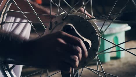 Hombre-Arreglando-Neumáticos-De-Bicicleta-En-Una-Tienda