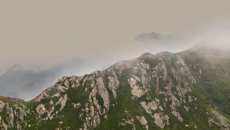 Vista-Aérea-De-Una-Cresta-De-Montaña-Rocosa,-Día-De-Niebla,-En-Los-Alpes-De-Orobie,-Italia---Seguimiento,-Disparo-De-Drones